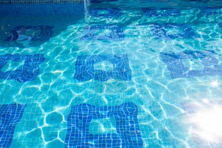 Foto de Agua azul en la piscina. Día soleado. Concepto vacaciones de verano - Imagen libre de derechos