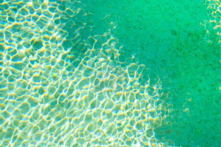 Foto de Mirada en el agua. Piscina de verano en un día soleado. Textura - Imagen libre de derechos