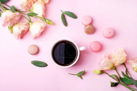 Foto de Flores de eustoma rosa, café de la mañana y macarrones sobre un fondo rosa. Concepto para San Valentín y boda. Estilo laico plano - Imagen libre de derechos
