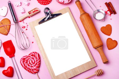 Téléchargez les photos : Se préparer pour un dîner romantique Saint-Valentin sur un fond rose. Bonbons, biscuits, un rouleau à pâtisserie. Style de pose plat - en image libre de droit