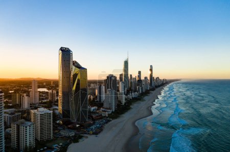 Foto de Puesta de sol sobre la ciudad de Gold Coast mirando desde el sur, Queensland, Australia - Imagen libre de derechos