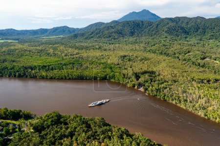 Téléchargez les photos : La rivière Daintree et le ferry dans le Queensland tropical extrême nord, Australie - en image libre de droit