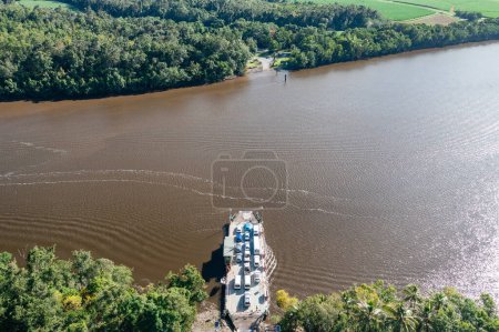 Téléchargez les photos : La rivière Daintree et le ferry dans le Queensland tropical extrême nord, Australie - en image libre de droit