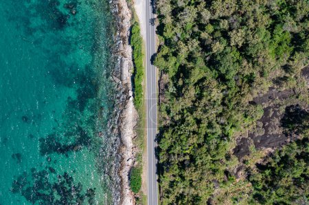 Téléchargez les photos : L'incroyable Captain Cook Highway où la forêt tropicale rencontre le récif dans le Grand Nord tropical Queensland, Australie - en image libre de droit