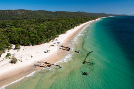 Téléchargez les photos : Naufrages et véhicules hors route sur une plage vierge à Moreton Island, Queensland, Australie - en image libre de droit