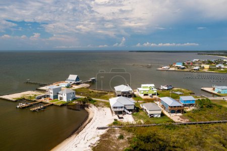 Foto de Coloridas casas frente al mar en el Golfo de México en Alabama, EE.UU. - Imagen libre de derechos