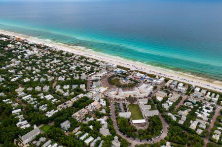 Foto de Vista aérea de la pintoresca ciudad de Seaside en Florida, EE.UU. - Imagen libre de derechos