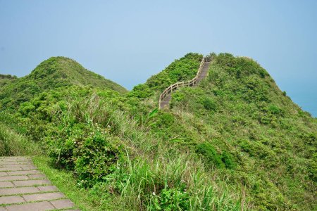 Téléchargez les photos : Sentier Bitoujiao à travers la haute montagne du Cap Bitou dans le district de Ruifang de New Taipei City, Taiwan - en image libre de droit