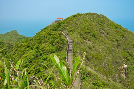 Téléchargez les photos : Sentier Bitoujiao à travers la haute montagne du Cap Bitou dans le district de Ruifang de New Taipei City, Taiwan - en image libre de droit