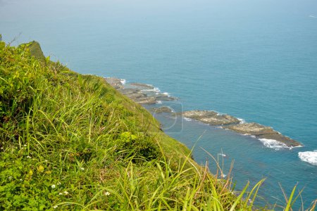 Téléchargez les photos : Bitou Cape (Bitoujiao) plage côtière rocheuse avec océan bleu dans une journée d'été, district de Ruifang de New Taipei City, Taiwan - en image libre de droit