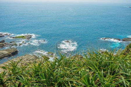 Téléchargez les photos : Bitou Cape (Bitoujiao) plage côtière rocheuse avec océan bleu dans une journée d'été, district de Ruifang de New Taipei City, Taiwan - en image libre de droit