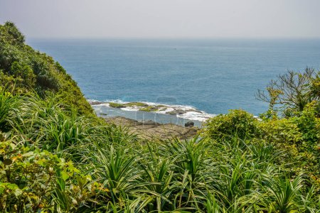Téléchargez les photos : Montagne verte naturelle sur la plage côtière rocheuse avec de l'eau de mer bleue de Bitou Cape (Bitoujiao) dans le district de Ruifang de New Taipei City, Taiwan - en image libre de droit