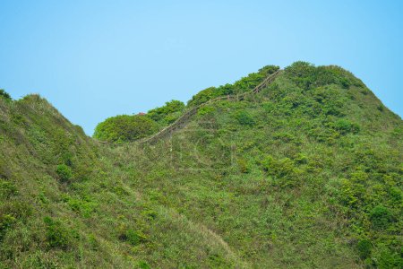 Téléchargez les photos : Paysage naturel verdoyant des montagnes et des vallées vue panoramique sur le cap Bitou (Bitoujiao) par un ciel bleu clair dans le district de Ruifang de New Taipei City, Taiwan - en image libre de droit
