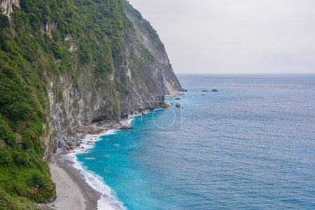 Foto de Ch 'ing-shui Cliff (Acantilado Qingshui) la zona más pintoresca y los acantilados costeros más altos de Taiwán con agua de mar turquesa y esmeralda ubicada en el Parque Nacional Taroko, municipio de Xiulin, Hualien, Taiwán - Imagen libre de derechos