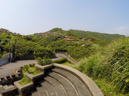 Téléchargez les photos : Bitoujiao Trail, un célèbre sentier de randonnée sur les crêtes de montagne à Ruifang la côte nord-est de Taiwan - en image libre de droit