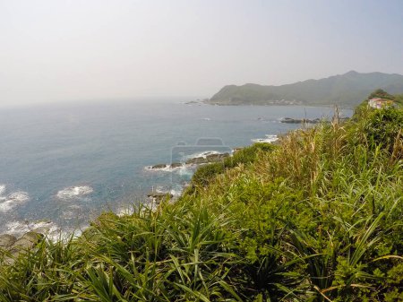 Téléchargez les photos : Vue du paysage du sentier Bitoujiao au cap Bitou à Ruifang la côte nord-est de Taïwan, Nouvelle ville taipei, Taïwan - en image libre de droit