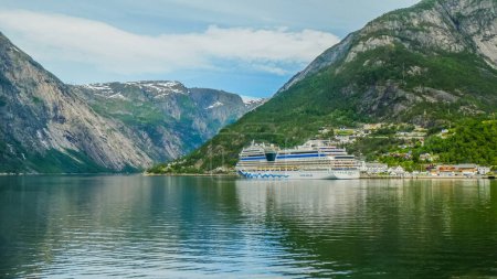 Téléchargez les photos : Ferry Cruise Liners Transfert de touristes accostage au quai sur Geiranger Fjord, Norvège - en image libre de droit