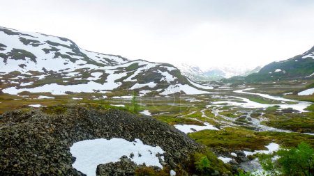 Winterlandschaft mit schneebedeckten Berghügeln in der norwegischen Landschaft
