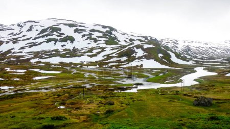 Winterlandschaft mit schneebedeckten Berghügeln in der norwegischen Landschaft