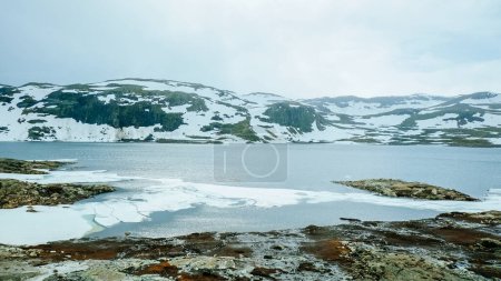 Winterliche Naturlandschaft mit schneebedeckten Berghügeln und schneebedeckten Seen in der norwegischen Landschaft