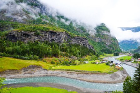 Schönes verstecktes kleines Naturdorf am Fluss inmitten der Berge bei Flam, Norwegen