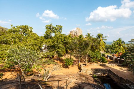 Téléchargez les photos : Paysage tropical luxuriant de Mihintale, Sri Lanka - en image libre de droit
