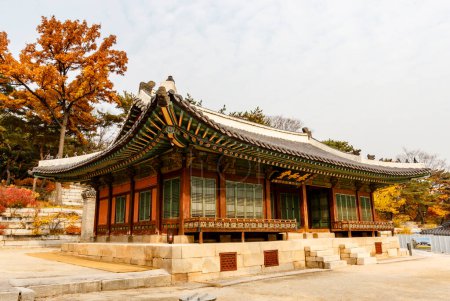 Colorful pavilion at the Changygeonggung palace in Seoul, South Korea, Asia