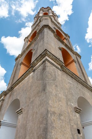 Téléchargez les photos : Torre de Iznaga tower at the Iznaga estate a former sugar plantation in the Valley de los Ingenios, near Trinidad, Cuba, Caribbean - en image libre de droit
