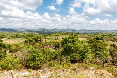 Foto de View of the former Iznaga sugar plantation and the Valley de los Ingenios near Trinidad, Cuba, Caribbean - Imagen libre de derechos