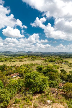 Téléchargez les photos : View of the former Iznaga sugar plantation and the Valley de los Ingenios near Trinidad, Cuba, Caribbean - en image libre de droit