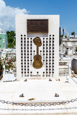 Téléchargez les photos : Tombe de Compay Segundo, chanteur cubain au cimetière de Santiago de Cuba, Cuba, Caraïbes - en image libre de droit