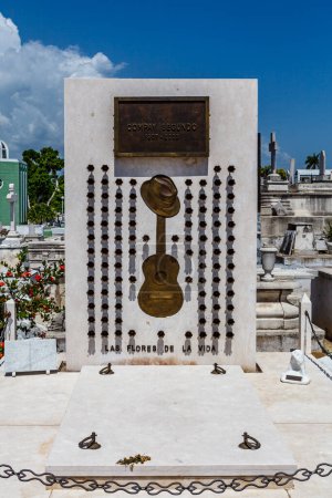 Téléchargez les photos : Tombe de Compay Segundo, chanteur cubain au cimetière de Santiago de Cuba, Cuba, Caraïbes - en image libre de droit