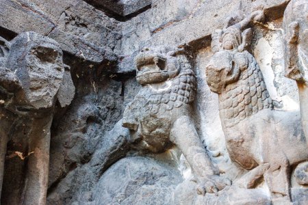 Foto de Interior del templo de Kailasa (esculturas de leones), cuevas de Ellora, Maharashtra, India, Asia - Imagen libre de derechos