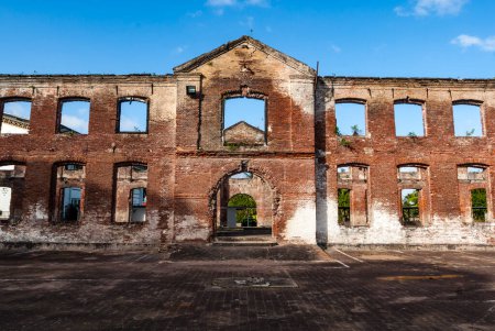Téléchargez les photos : Bâtiment en ruine du bâtiment Gebouw 1790, entrepôt alimentaire de Fort Zeelandia, Paramaribo, Suriname, Amérique du Sud - en image libre de droit