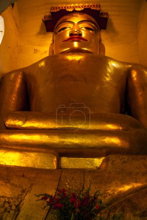Téléchargez les photos : Statue gigantesque de Bouddha doré à Manuha Paya, Myinkaba Village, Bagan, Myanmar, Asie - en image libre de droit