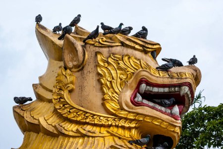 Téléchargez les photos : Grande tête de dragon dorée avec des pigeons sur le dessus, Yangon, Myanmar, Asie - en image libre de droit