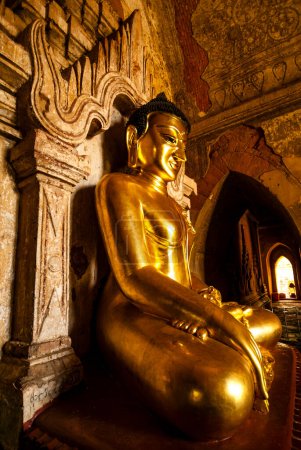Téléchargez les photos : Statue de Bouddha d'or, Htilominlo Pahto, Bagan, Myanmar, Asie - en image libre de droit