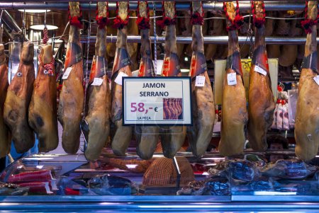 Téléchargez les photos : Jamon Serrano jambon espagnol à vendre, Barcelone, Catalogne, Espagne - en image libre de droit