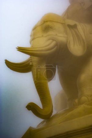 Foto de Estatua de elefante dorado (Estatua de Bodhisattva de Pu Xian) en la niebla en la cima del Emeishan (Monte Emei), Sichuan, China, Asia - Imagen libre de derechos