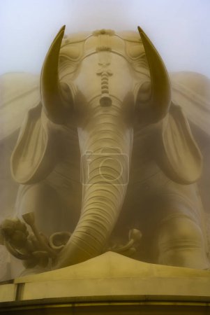Foto de Estatua de elefante dorado (Estatua de Bodhisattva de Pu Xian) en la niebla en la cima del Emeishan (Monte Emei), Sichuan, China, Asia - Imagen libre de derechos
