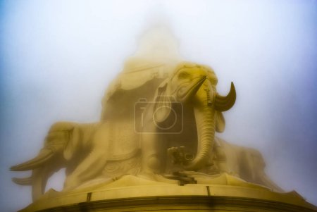 Foto de Estatua de Bodhisattva de Pu Xian en la niebla en la cima del Emeishan, Sichuan, China, Asia - Imagen libre de derechos