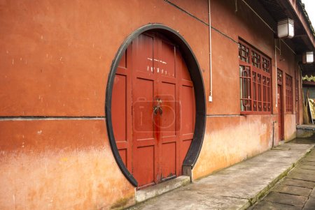 Foto de Casa china roja con puerta redonda, Emeishan (Monte Emei) Sichuan, China, Asia - Imagen libre de derechos