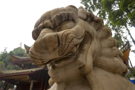 Foto de Estatua de león de mármol blanco en Emeishan (Monte Emei) Sichuan, China, Asia - Imagen libre de derechos