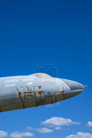 Kriegsdenkmal: altes argentinisches Militärflugzeug (Fuerza Aerea Argentina) im Urquiza Park in Parana, Entre Rios, Argentinien, Südamerika