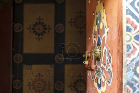 Téléchargez les photos : Porte ouverte ornée de symboles bouddhistes, monastère Trongsa Dzong, Bhoutan, Asie - en image libre de droit