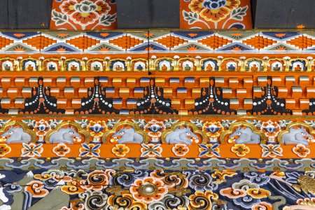 Téléchargez les photos : Colonne en bois peint coloré dans le monastère de Trongsa Dzong à Trongsa, Bhoutan, Asie - en image libre de droit