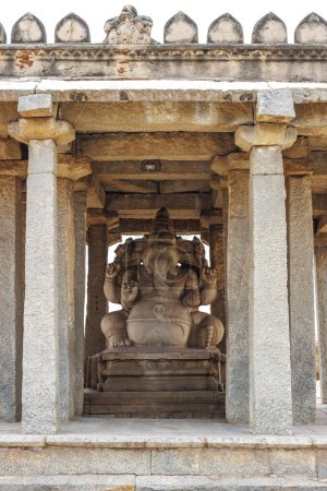 Téléchargez les photos : Grande statue de Ganesha à l'intérieur d'un temple, Hampi, Karnataka, Inde - en image libre de droit