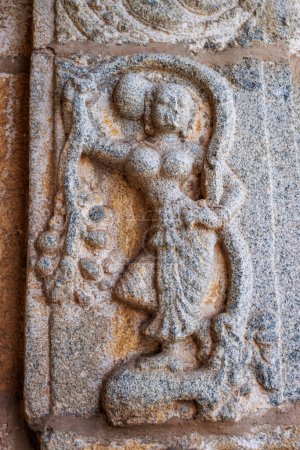Detalle de tallas de piedra de Apsara, una chica hermosa y seductora de la mitología hindú, templo de Varaha en Hampi, Karnataka, India, Asia