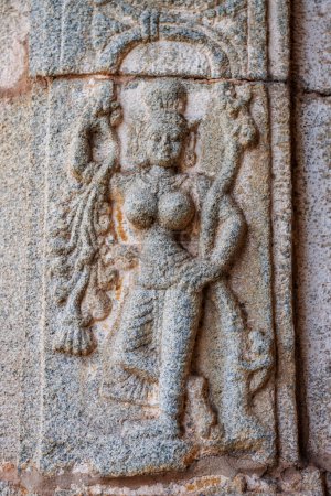 Detail der Steinschnitzereien von Apsara, einem schönen und verführerischen Mädchen aus der hinduistischen Mythologie, Varaha-Tempel in Hampi, Karnataka, Indien, Asien