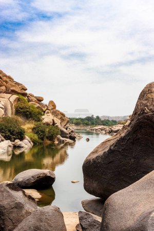 Vista del paisaje de Hampi con grandes rocas y el río Tungabhadra, Hampi, Karnataka, India, Asia